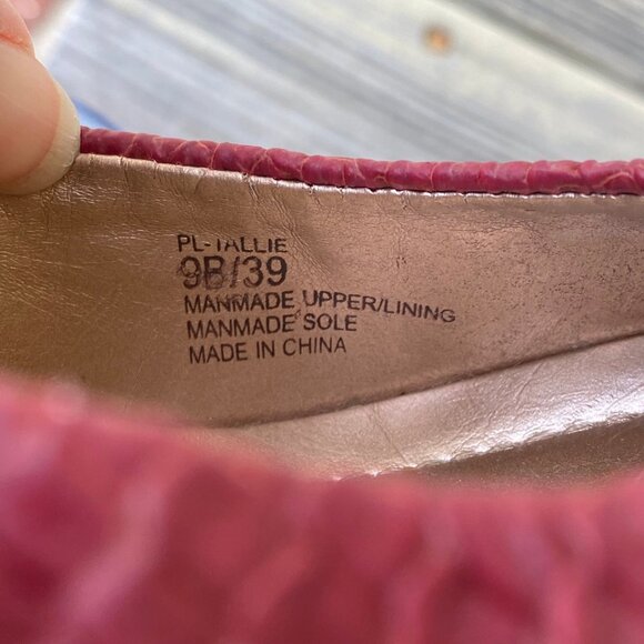 BCBGeneration Red Embossed Manmade Leather Wedges Women Size 9B 39 GUC - Picture 4 of 12